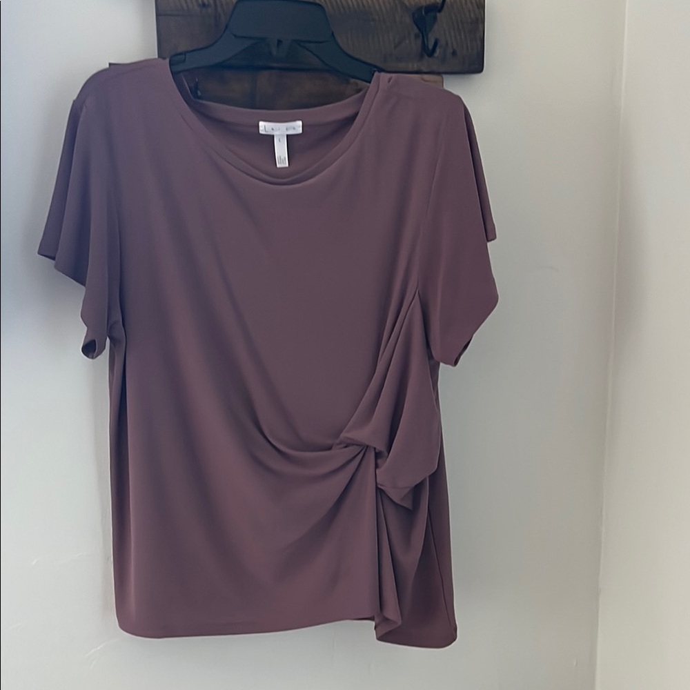Leith, Elegant Mauve Top, gathered side, L 
Excellent condition, new